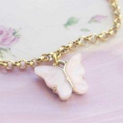 Halskde. Rosa sommerfugl