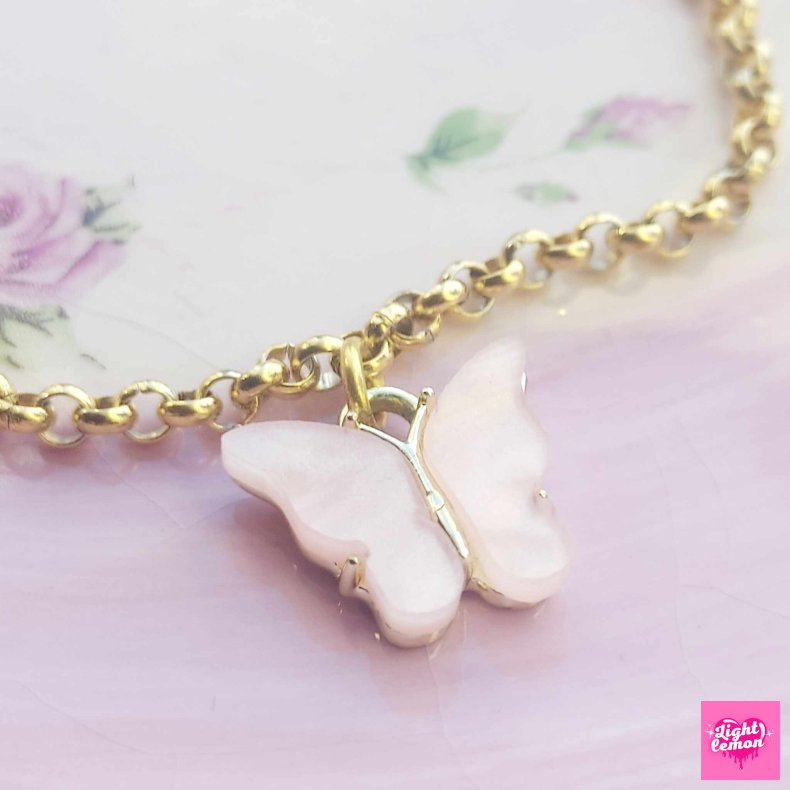 Halskde. Rosa sommerfugl