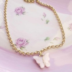 Halsk�de. Rosa sommerfugl