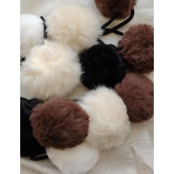 H�relastik med pom pom. Brun