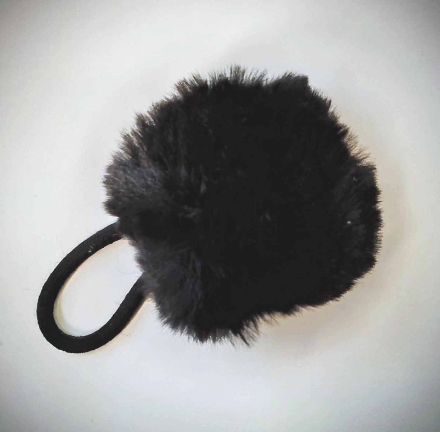 H�relastik med pom pom. Sort