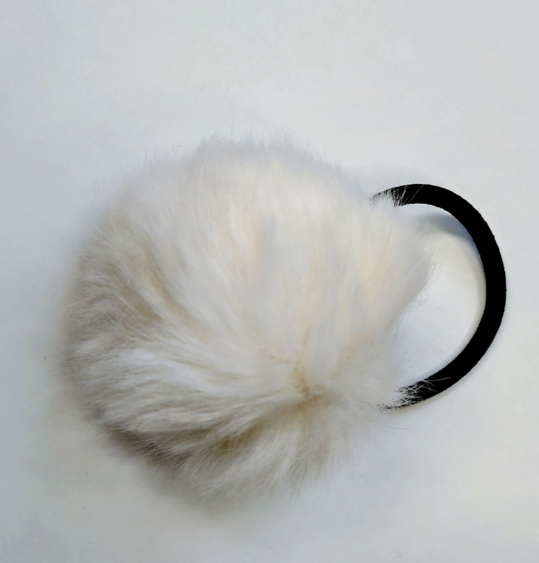 H�relastik med pom pom. Sand