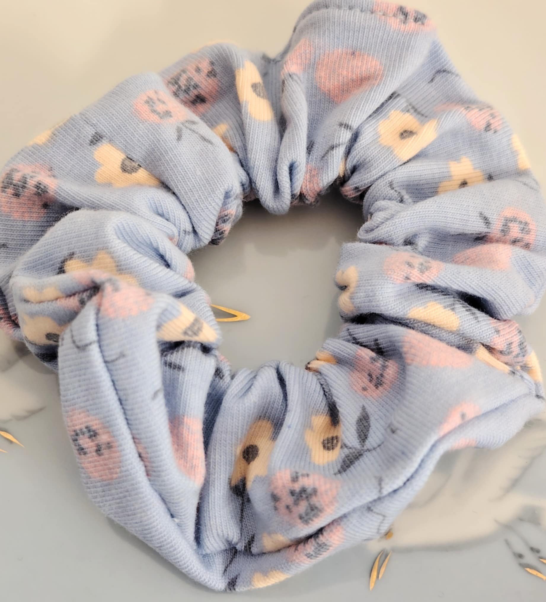 Mini scrunchie. Bl� med blomster