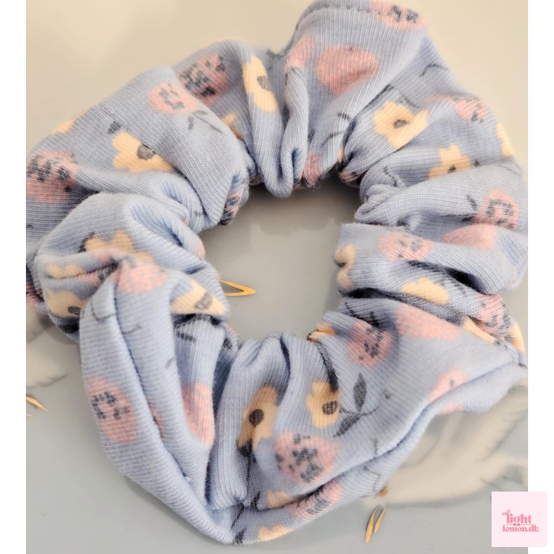 Mini scrunchie. Bl� med blomster