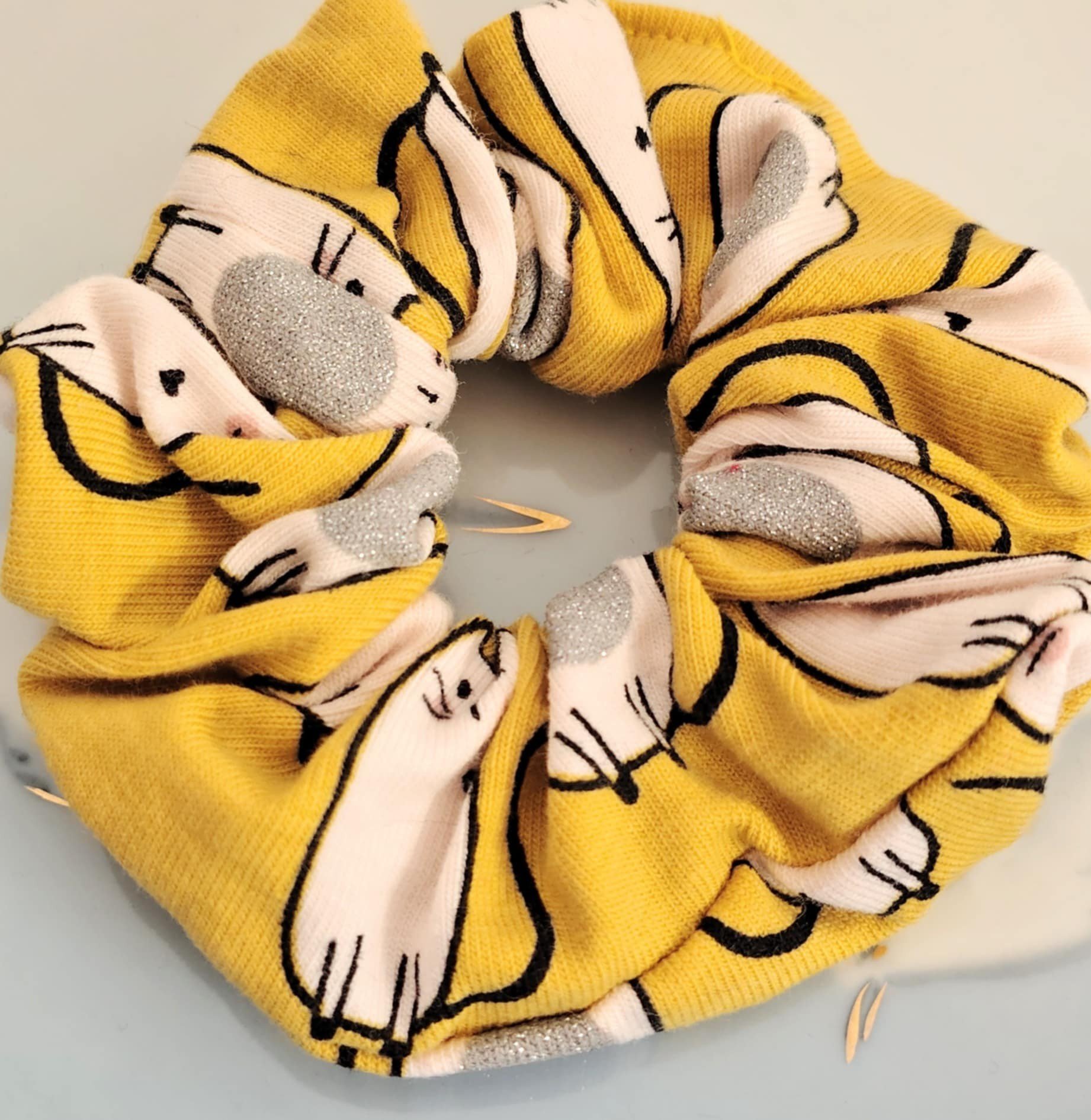 Mini scrunchie. Gul/s�lv med katte