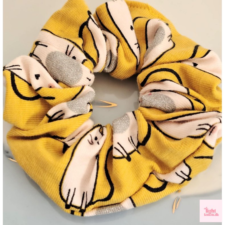 Mini scrunchie. Gul/s�lv med katte