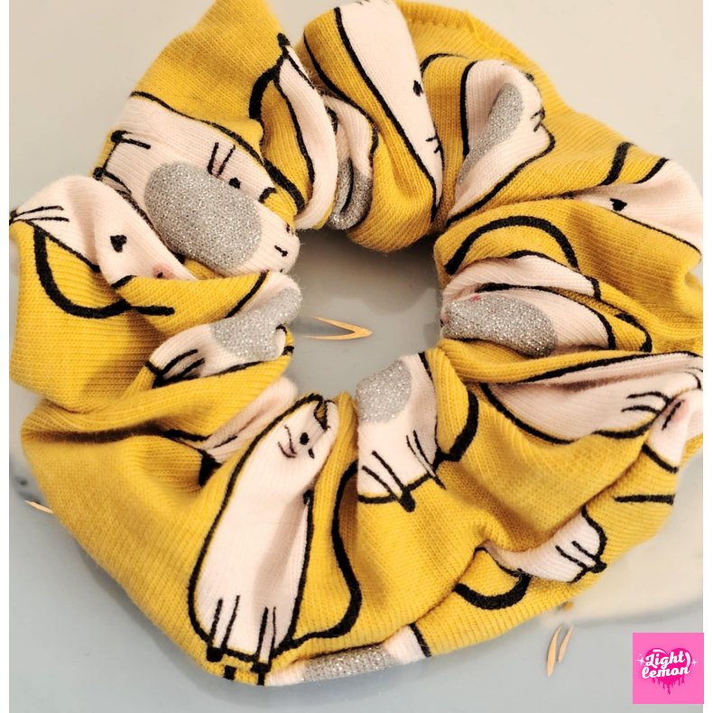 Mini scrunchie. Gul/slv med katte