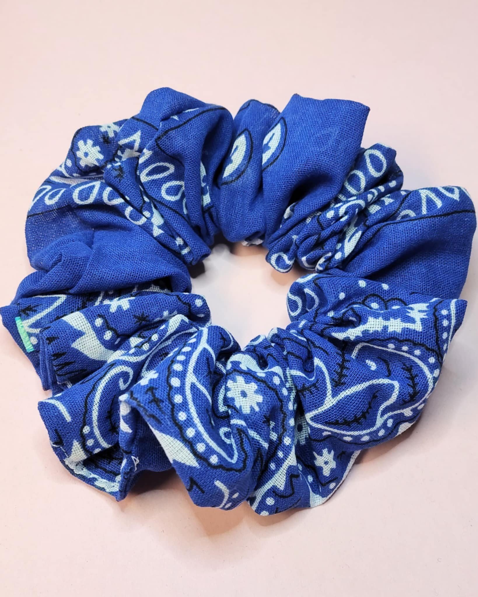 Bandana scrunchie. Bl�