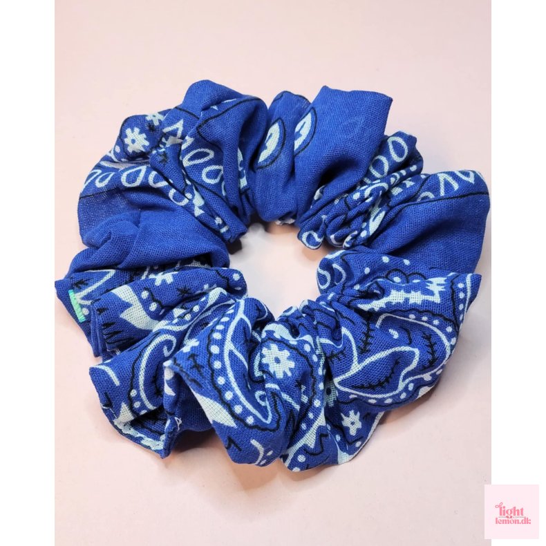 Bandana scrunchie. Bl�